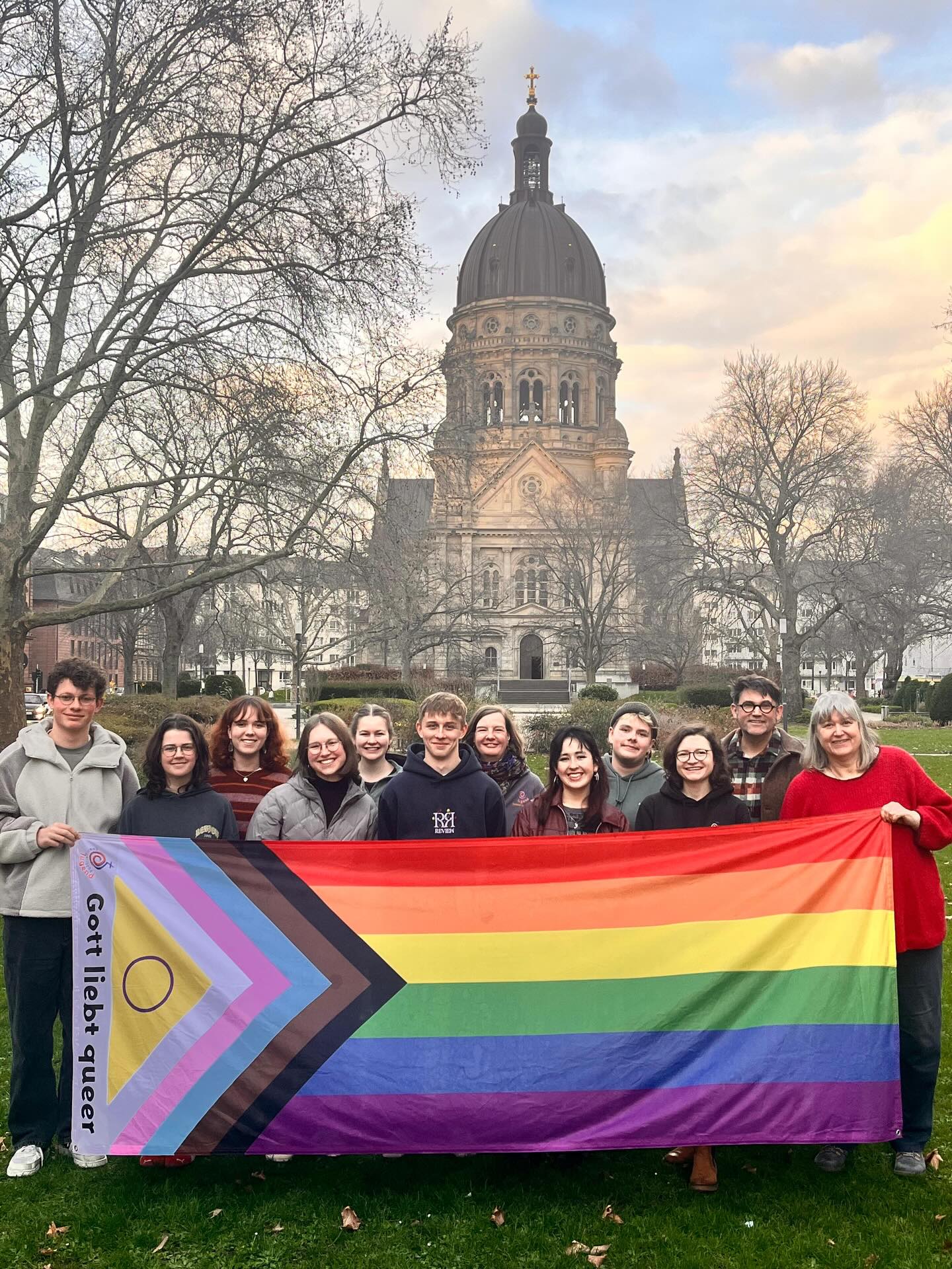 Wir stehen für eine offene, vielfältige und demokratische Zukunft!

Die Landtagswahlen am Sonntag sind eine wichtige Gelegenheit, Verantwortung zu übernehmen und unsere Demokratie aktiv mitzugestalten. Nutzt eure Stimme für Demokratie, Respekt und ein friedliches Miteinander.

Setzen wir gemeinsam ein Zeichen gegen jede Form von Diskriminierung -gegen Rassismus, gegen Sexismus, gegen Queerfeindlichkeit!

Wenn ihr dürft, geht wählen! Eure Stimme zählt!🗳️